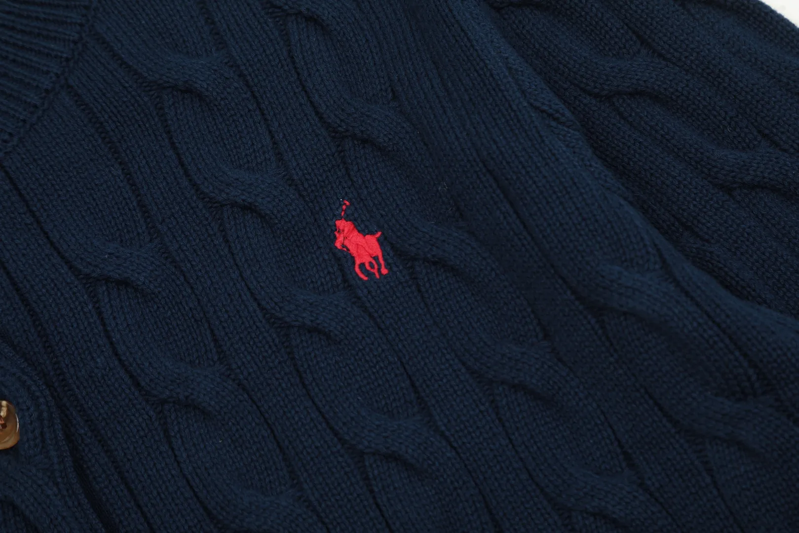 🅿️230 "Top quality" Style number: DS006# [Ralph Lauren round neck solid color pony embroidered logo twist knitted cardigan] ✅Ralph Lauren classic basic versatile knitted cardigan jacket for all seasons ✅Main supplier platform live broadcast Wholesale entity Replacement if out of stock No removal from shelves ✅ZP quality 1:1 version Scan code to enter the GF website Counter quality ✅Detailed quality The only one in Guangzhou Imported quality cotton yarn Focusing on high-end, cost-effective, and good quality. Needless to say, the version is restored to the original version. The maximum size can be worn up to 160 pounds. Loose, comfortable and stress-free. ✅The upper body is simple and easy to match. A must-have for goddess ootd. Good-looking clothes are never picky. A must-have in the goddess’ wardrobe. Size: S-XL. Color: Black, navy, off-white, gray, light blue, light pink, colorful blue, khaki, bright yellow, purple, Chinese red, turquoise green.